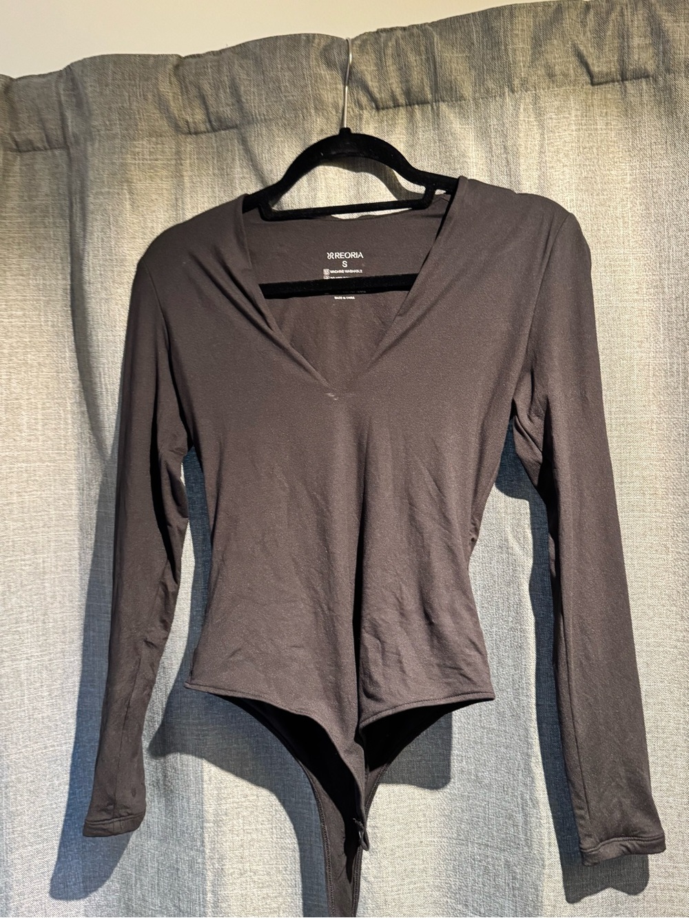 ReoRia Long Sleeve V-Neck Bodysuit in black
